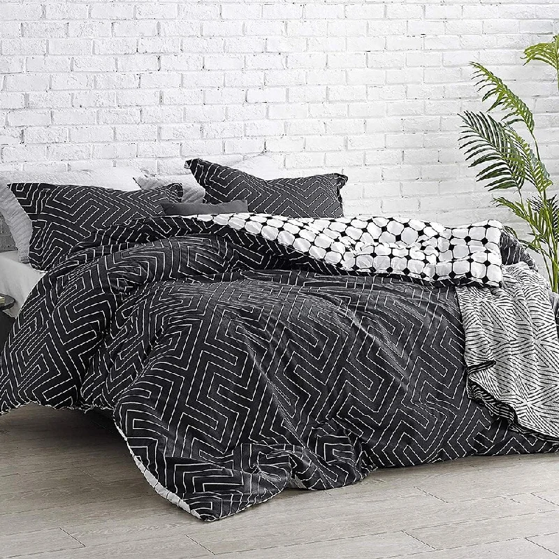 Carson Carrington Coagh Black and White Oversized Comforter